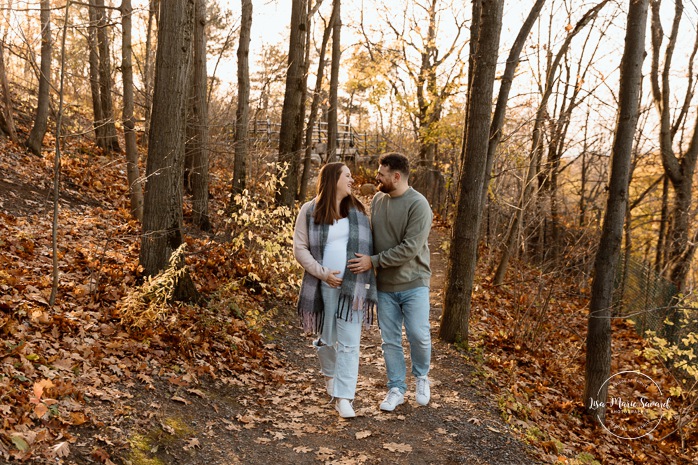 Fall maternity photos. Forest maternity photos. Wood maternity photos. Séance photo au belvédère Camillien-Houde. Photos sur le Mont-Royal. Photographe à Montréal. Montreal photographer.