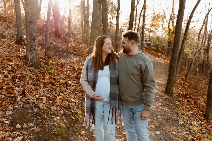 Fall maternity photos. Forest maternity photos. Wood maternity photos. Séance photo au belvédère Camillien-Houde. Photos sur le Mont-Royal. Photographe à Montréal. Montreal photographer.