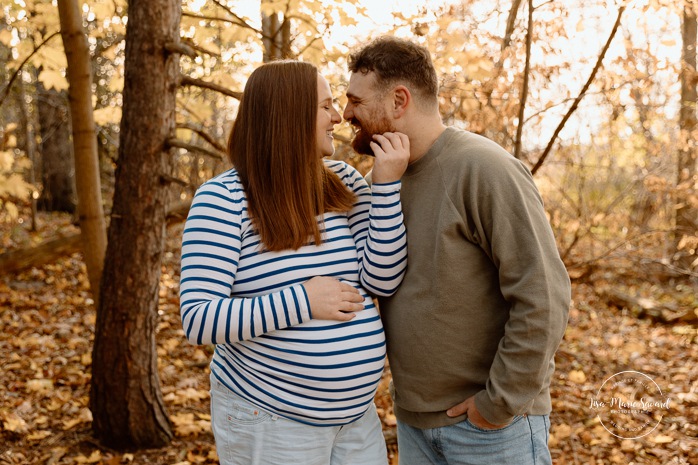 Fall maternity photos. Forest maternity photos. Wood maternity photos. Séance photo au belvédère Camillien-Houde. Photos sur le Mont-Royal. Photographe à Montréal. Montreal photographer.