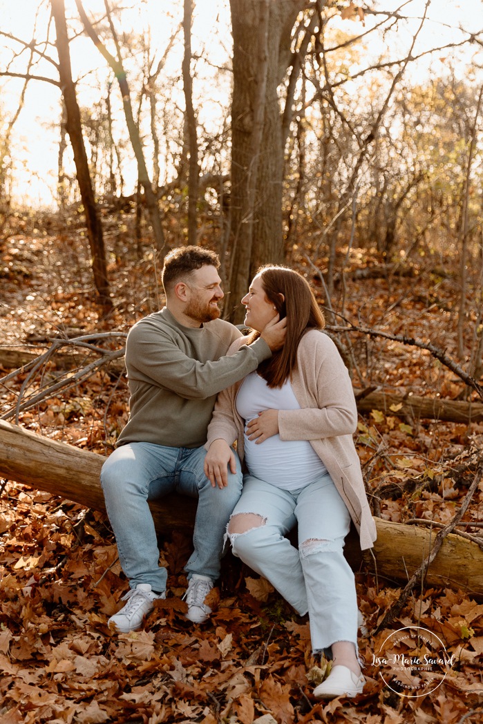 Fall maternity photos. Forest maternity photos. Wood maternity photos. Séance photo au belvédère Camillien-Houde. Photos sur le Mont-Royal. Photographe à Montréal. Montreal photographer.