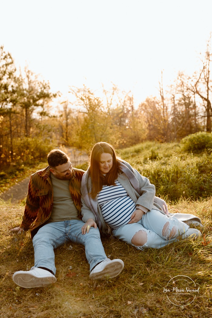 Fall maternity photos. Forest maternity photos. Wood maternity photos. Séance photo au belvédère Camillien-Houde. Photos sur le Mont-Royal. Photographe à Montréal. Montreal photographer.