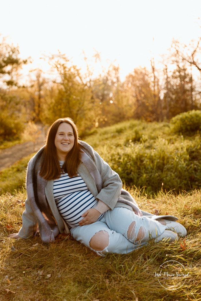 Fall maternity photos. Forest maternity photos. Wood maternity photos. Séance photo au belvédère Camillien-Houde. Photos sur le Mont-Royal. Photographe à Montréal. Montreal photographer.