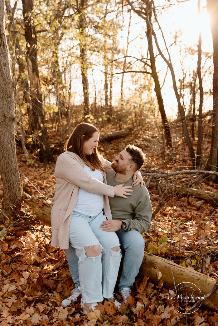 Fall maternity photos. Forest maternity photos. Wood maternity photos. Séance photo au belvédère Camillien-Houde. Photos sur le Mont-Royal. Photographe à Montréal. Montreal photographer.