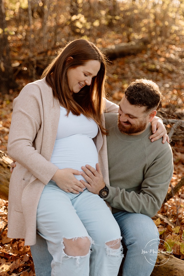 Fall maternity photos. Forest maternity photos. Wood maternity photos. Séance photo au belvédère Camillien-Houde. Photos sur le Mont-Royal. Photographe à Montréal. Montreal photographer.