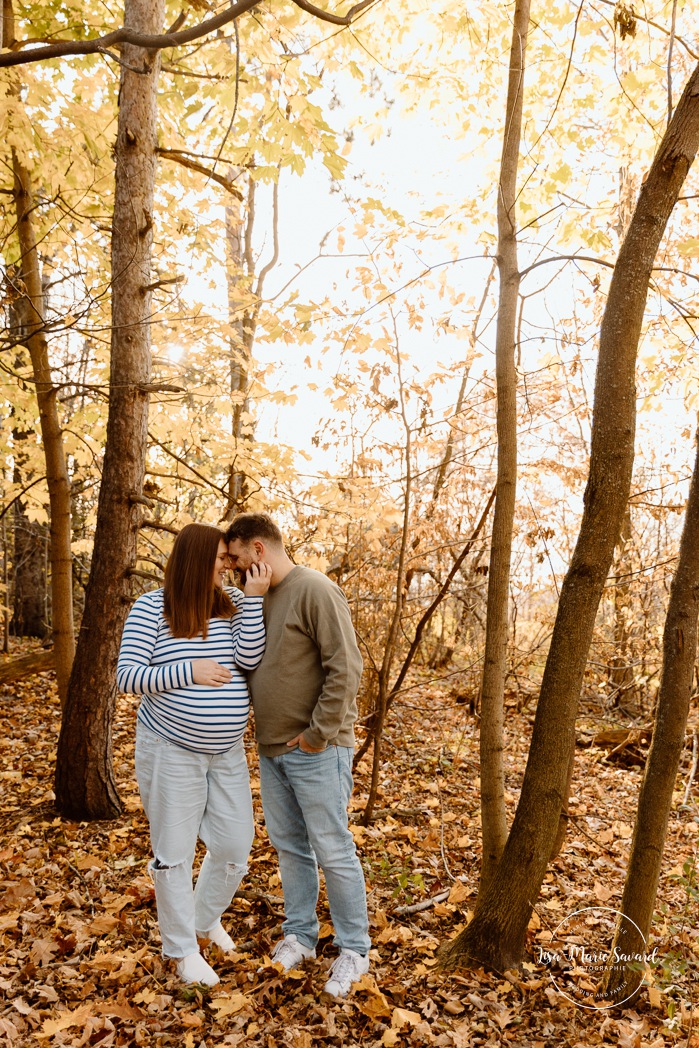 Fall maternity photos. Forest maternity photos. Wood maternity photos. Séance photo au belvédère Camillien-Houde. Photos sur le Mont-Royal. Photographe à Montréal. Montreal photographer.