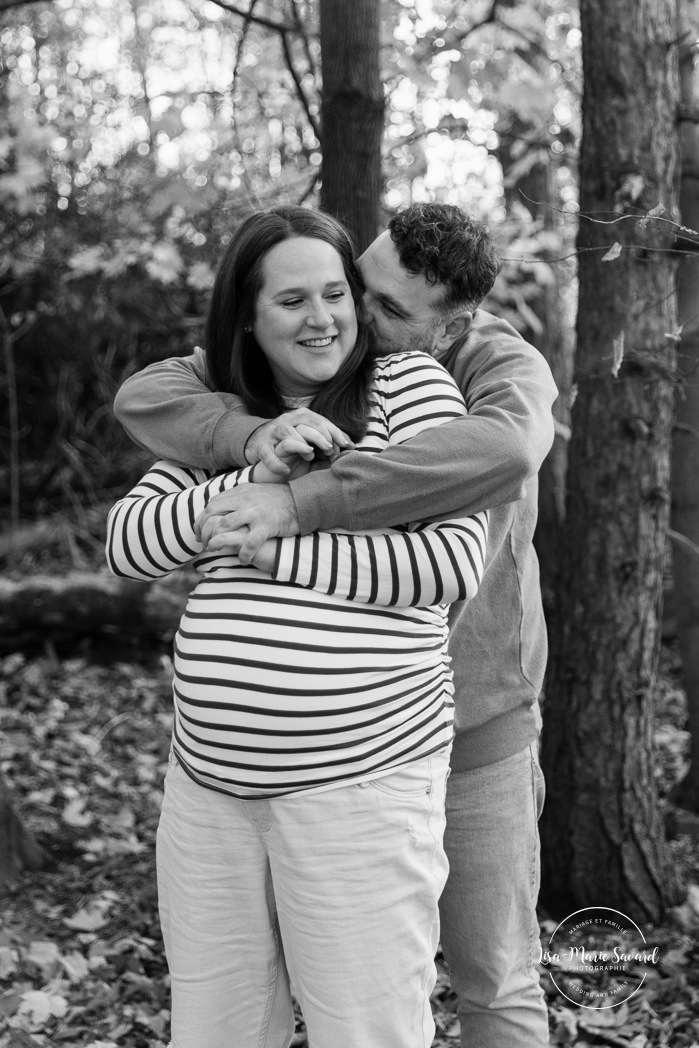 Fall maternity photos. Forest maternity photos. Wood maternity photos. Séance photo au belvédère Camillien-Houde. Photos sur le Mont-Royal. Photographe à Montréal. Montreal photographer.