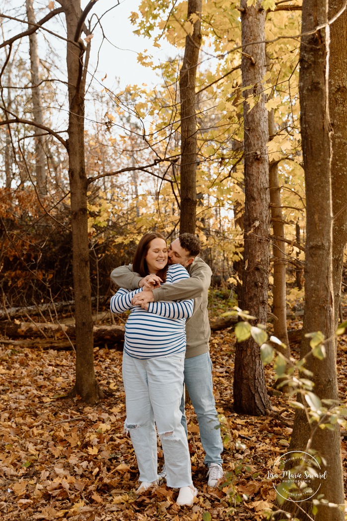 Fall maternity photos. Forest maternity photos. Wood maternity photos. Séance photo au belvédère Camillien-Houde. Photos sur le Mont-Royal. Photographe à Montréal. Montreal photographer.