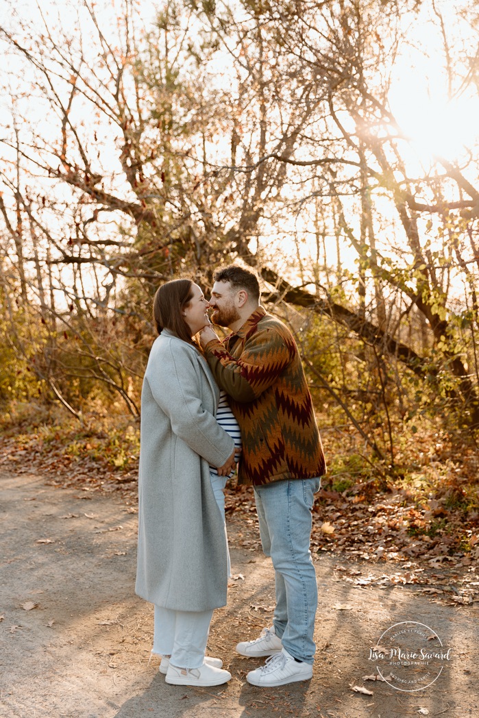 Fall maternity photos. Forest maternity photos. Wood maternity photos. Séance photo au belvédère Camillien-Houde. Photos sur le Mont-Royal. Photographe à Montréal. Montreal photographer.