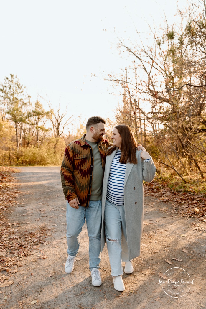 Fall maternity photos. Forest maternity photos. Wood maternity photos. Séance photo au belvédère Camillien-Houde. Photos sur le Mont-Royal. Photographe à Montréal. Montreal photographer.