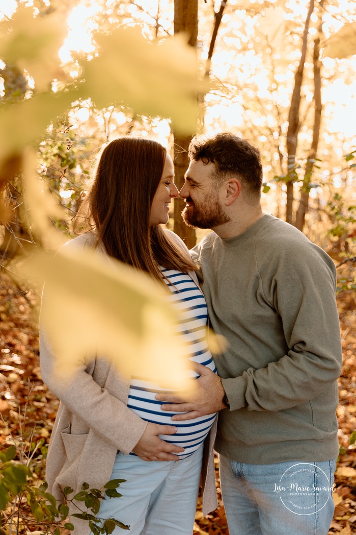 Fall maternity photos. Forest maternity photos. Wood maternity photos. Séance photo au belvédère Camillien-Houde. Photos sur le Mont-Royal. Photographe à Montréal. Montreal photographer.