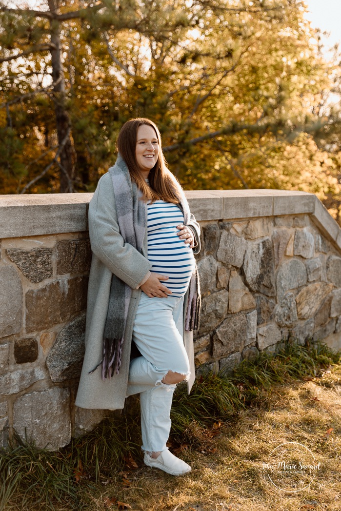 Fall maternity photos. Forest maternity photos. Wood maternity photos. Séance photo au belvédère Camillien-Houde. Photos sur le Mont-Royal. Photographe à Montréal. Montreal photographer.