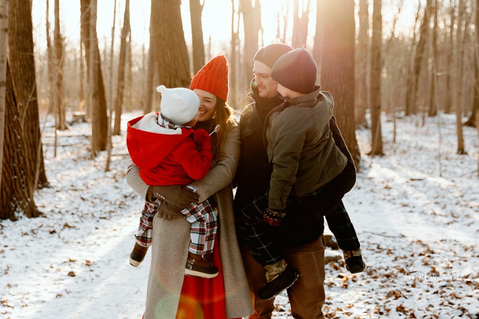 Winter family photos. Snowy family photos. Family photos in the snow. Forest family photos. Séance photo de famille en hiver à Montréal. Montreal winter family photoshoot. Parc Angrignon hiver neige.