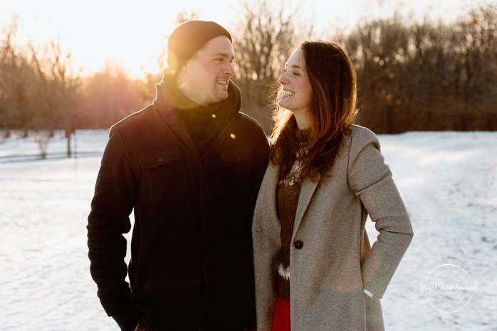 Winter family photos. Snowy family photos. Family photos in the snow. Forest family photos. Séance photo de famille en hiver à Montréal. Montreal winter family photoshoot. Parc Angrignon hiver neige.