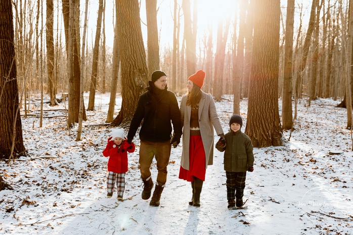 Winter family photos. Snowy family photos. Family photos in the snow. Forest family photos. Séance photo de famille en hiver à Montréal. Montreal winter family photoshoot. Parc Angrignon hiver neige.