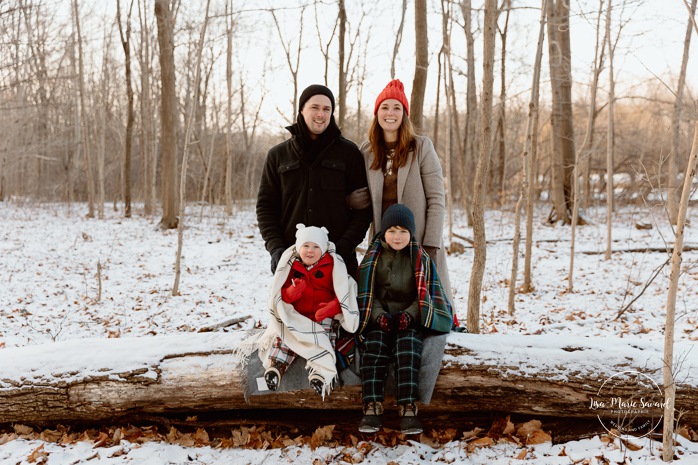 Winter family photos. Snowy family photos. Family photos in the snow. Forest family photos. Séance photo de famille en hiver à Montréal. Montreal winter family photoshoot. Parc Angrignon hiver neige.