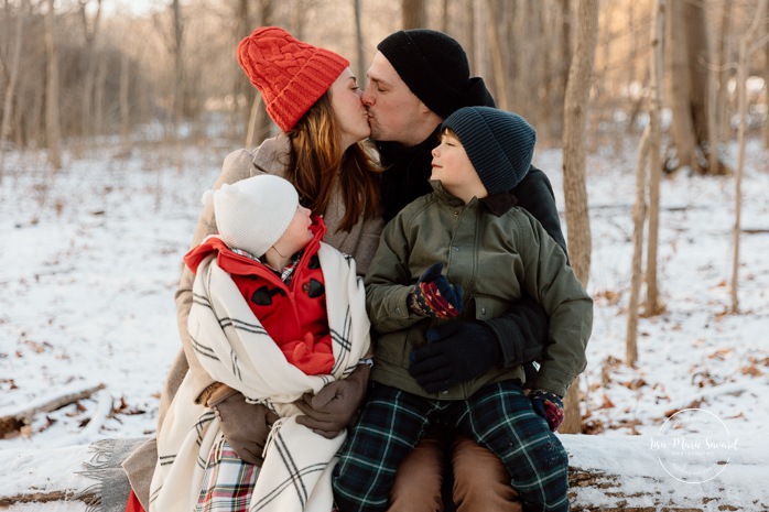 Winter family photos. Snowy family photos. Family photos in the snow. Forest family photos. Séance photo de famille en hiver à Montréal. Montreal winter family photoshoot. Parc Angrignon hiver neige.