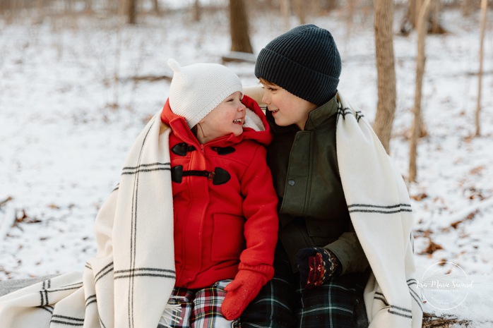 Winter family photos. Snowy family photos. Family photos in the snow. Forest family photos. Séance photo de famille en hiver à Montréal. Montreal winter family photoshoot. Parc Angrignon hiver neige.