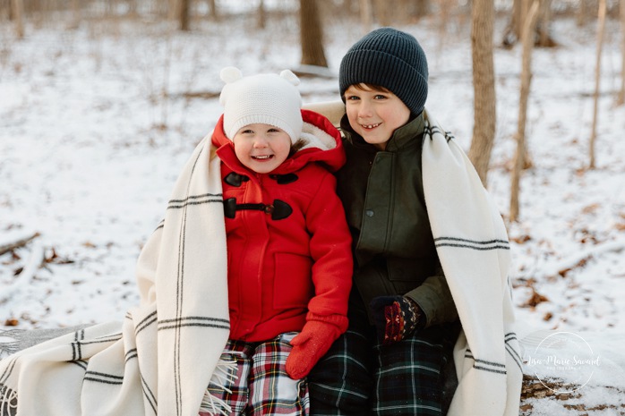 Winter family photos. Snowy family photos. Family photos in the snow. Forest family photos. Séance photo de famille en hiver à Montréal. Montreal winter family photoshoot. Parc Angrignon hiver neige.