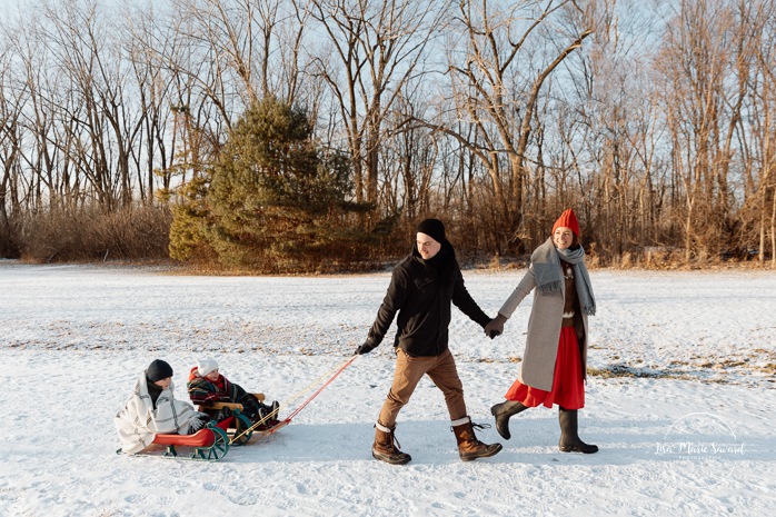 Winter family photos. Snowy family photos. Family photos in the snow. Sledding family photos. Séance photo de famille en hiver à Montréal. Montreal winter family photoshoot. Parc Angrignon hiver neige.