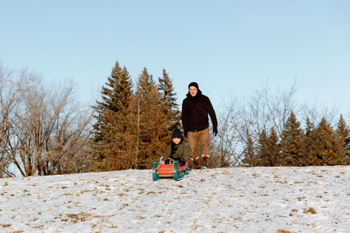 Winter family photos. Snowy family photos. Family photos in the snow. Sledding family photos. Séance photo de famille en hiver à Montréal. Montreal winter family photoshoot. Parc Angrignon hiver neige.