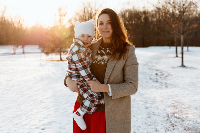 Winter family photos. Snowy family photos. Family photos in the snow. Forest family photos. Séance photo de famille en hiver à Montréal. Montreal winter family photoshoot. Parc Angrignon hiver neige.