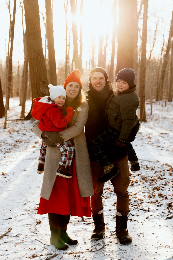 Winter family photos. Snowy family photos. Family photos in the snow. Forest family photos. Séance photo de famille en hiver à Montréal. Montreal winter family photoshoot. Parc Angrignon hiver neige.