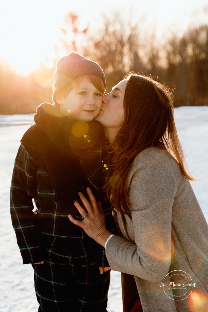 Winter family photos. Snowy family photos. Family photos in the snow. Forest family photos. Séance photo de famille en hiver à Montréal. Montreal winter family photoshoot. Parc Angrignon hiver neige.