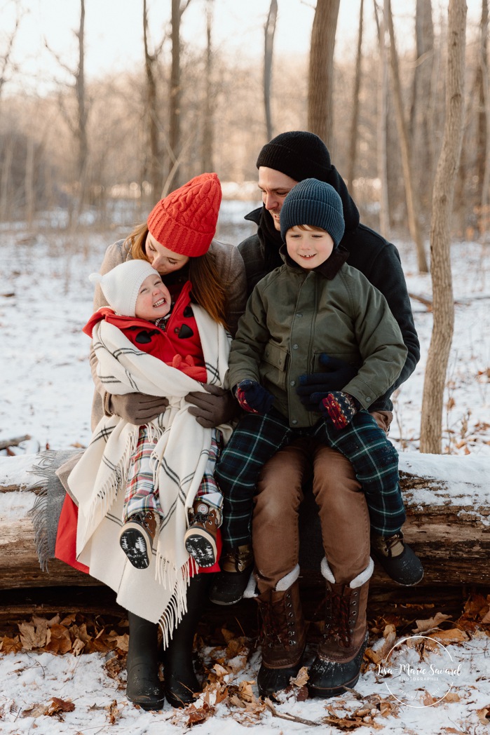 Winter family photos. Snowy family photos. Family photos in the snow. Forest family photos. Séance photo de famille en hiver à Montréal. Montreal winter family photoshoot. Parc Angrignon hiver neige.