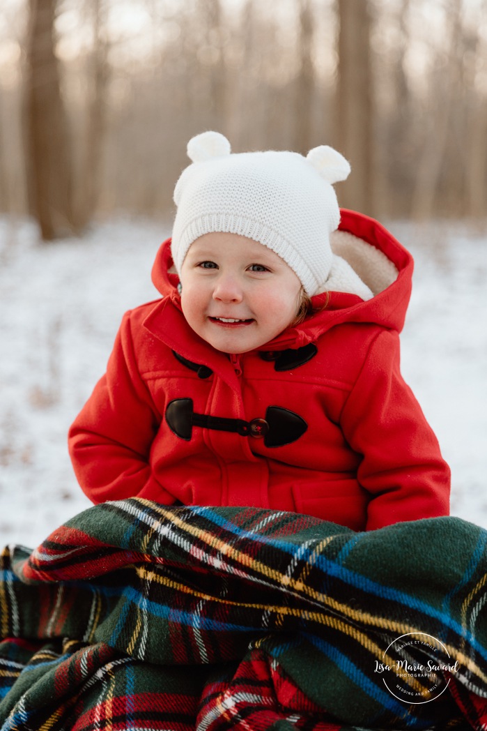 Winter family photos. Snowy family photos. Family photos in the snow. Forest family photos. Séance photo de famille en hiver à Montréal. Montreal winter family photoshoot. Parc Angrignon hiver neige.