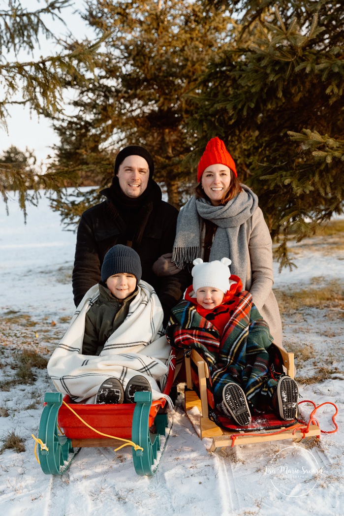 Winter family photos. Snowy family photos. Family photos in the snow. Sledding family photos. Séance photo de famille en hiver à Montréal. Montreal winter family photoshoot. Parc Angrignon hiver neige.