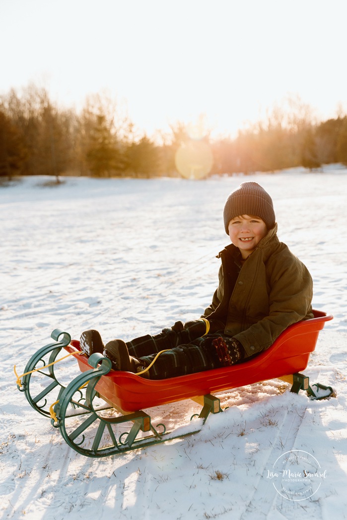 Winter family photos. Snowy family photos. Family photos in the snow. Sledding family photos. Séance photo de famille en hiver à Montréal. Montreal winter family photoshoot. Parc Angrignon hiver neige.