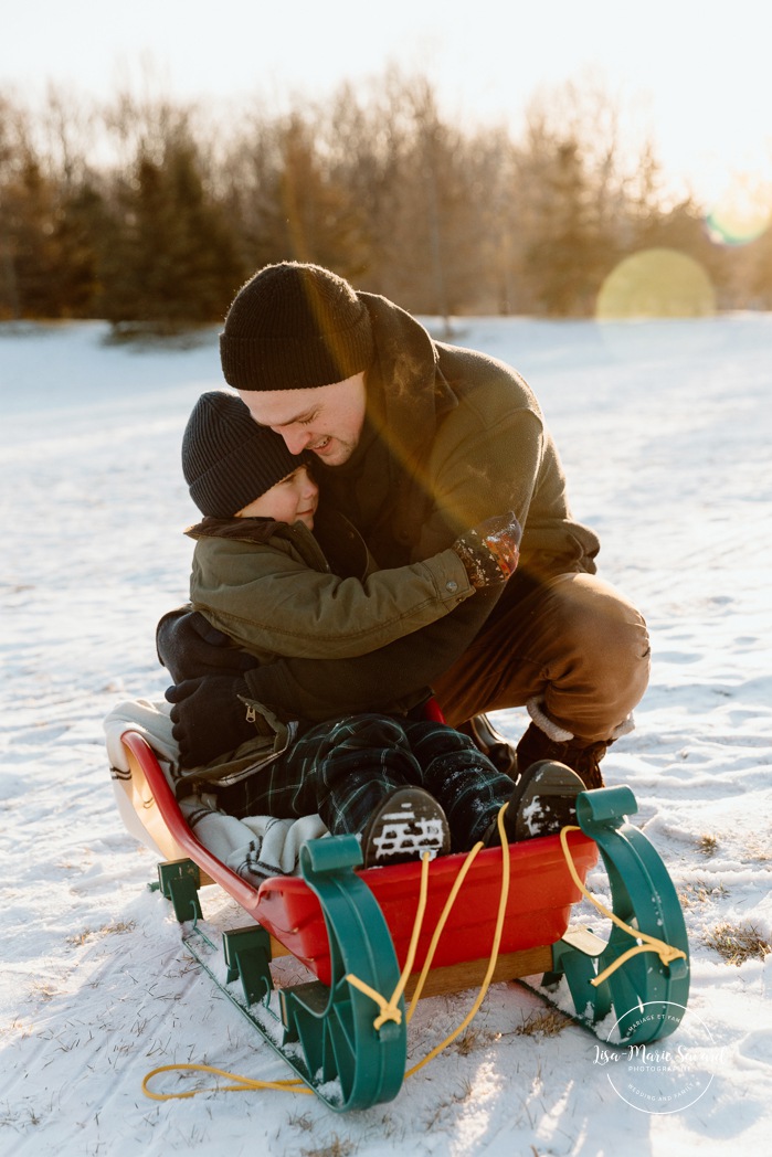 Winter family photos. Snowy family photos. Family photos in the snow. Sledding family photos. Séance photo de famille en hiver à Montréal. Montreal winter family photoshoot. Parc Angrignon hiver neige.