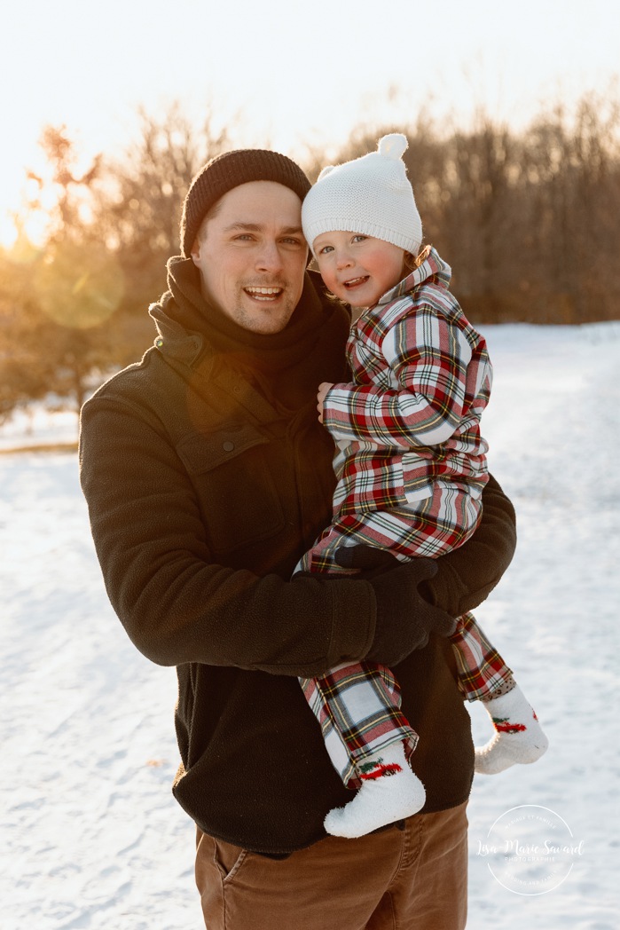 Winter family photos. Snowy family photos. Family photos in the snow. Forest family photos. Séance photo de famille en hiver à Montréal. Montreal winter family photoshoot. Parc Angrignon hiver neige.