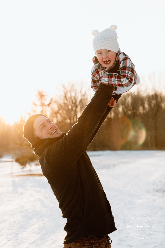 Winter family photos. Snowy family photos. Family photos in the snow. Forest family photos. Séance photo de famille en hiver à Montréal. Montreal winter family photoshoot. Parc Angrignon hiver neige.