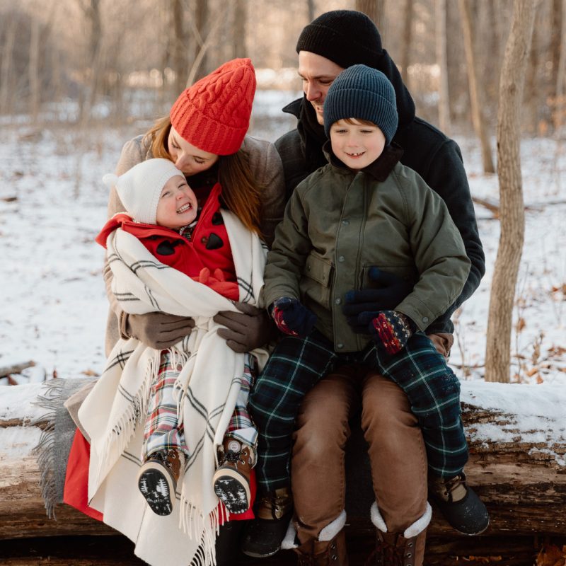 Winter family photos. Snowy family photos. Family photos in the snow. Forest family photos. Séance photo de famille en hiver à Montréal. Montreal winter family photoshoot. Parc Angrignon hiver neige.