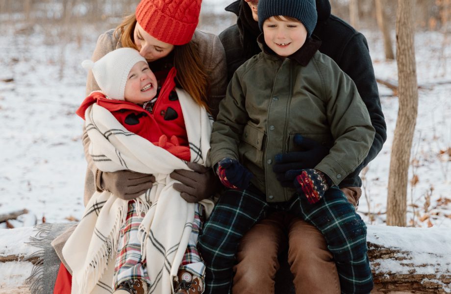 Winter family photos. Snowy family photos. Family photos in the snow. Forest family photos. Séance photo de famille en hiver à Montréal. Montreal winter family photoshoot. Parc Angrignon hiver neige.