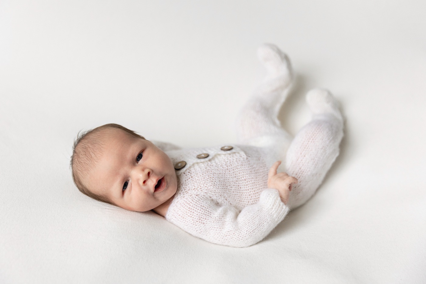 Photographe de nouveau-né à Montréal. Photos de nouveau-né en studio à Montréal. Montreal newborn photographer. Montreal in-studio newborn photos.