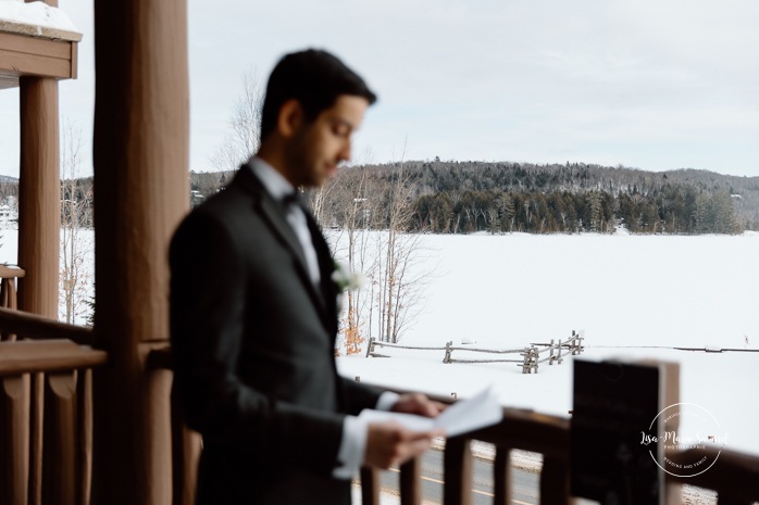 Groom reading wedding vows. Mariage au Grand Lodge Mont-Tremblant. Photographe de mariage à Mont-Tremblant. Grand Lodge Mont-Tremblant wedding. Mont Tremblant wedding photographer.