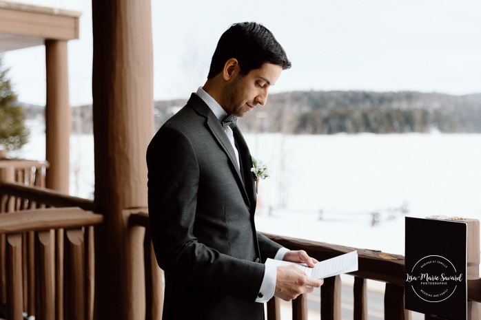 Groom reading wedding vows. Mariage au Grand Lodge Mont-Tremblant. Photographe de mariage à Mont-Tremblant. Grand Lodge Mont-Tremblant wedding. Mont Tremblant wedding photographer.