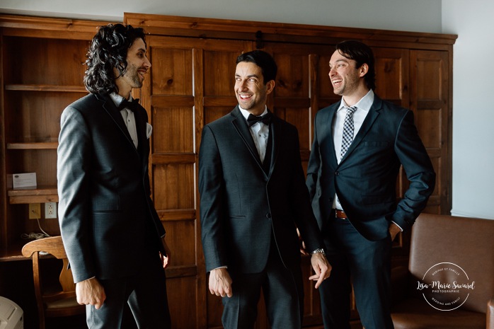 Groom getting ready with groomsmen in wooden cabin. Mariage au Grand Lodge Mont-Tremblant. Photographe de mariage à Mont-Tremblant. Grand Lodge Mont-Tremblant wedding. Mont Tremblant wedding photographer.