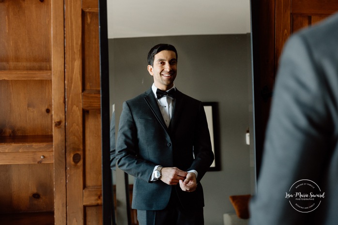Groom getting ready with groomsmen in wooden cabin. Mariage au Grand Lodge Mont-Tremblant. Photographe de mariage à Mont-Tremblant. Grand Lodge Mont-Tremblant wedding. Mont Tremblant wedding photographer.