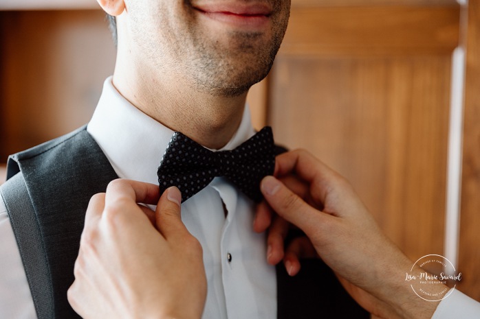 Groom getting ready with groomsmen in wooden cabin. Mariage au Grand Lodge Mont-Tremblant. Photographe de mariage à Mont-Tremblant. Grand Lodge Mont-Tremblant wedding. Mont Tremblant wedding photographer.