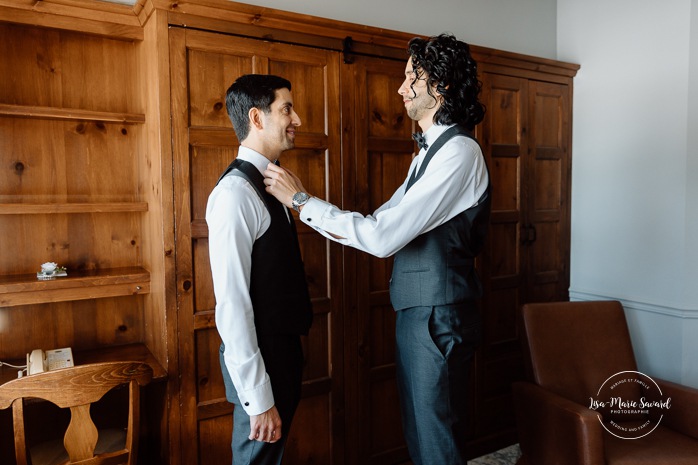 Groom getting ready with groomsmen in wooden cabin. Mariage au Grand Lodge Mont-Tremblant. Photographe de mariage à Mont-Tremblant. Grand Lodge Mont-Tremblant wedding. Mont Tremblant wedding photographer.