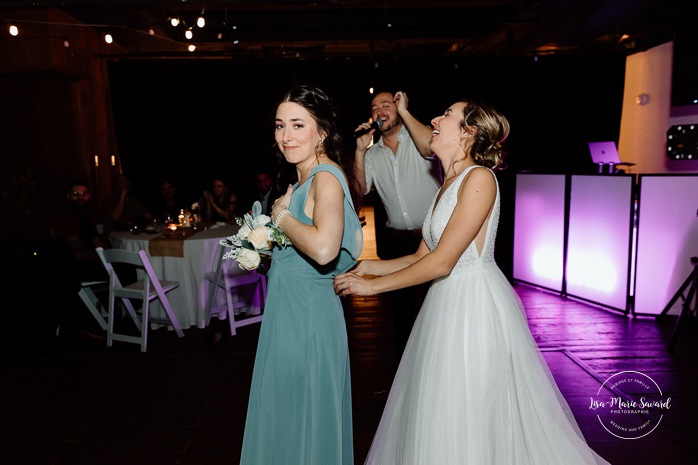 Bouquet toss wedding photos. Wedding party photos. Mariage au Grand Lodge Mont-Tremblant. Photographe de mariage à Mont-Tremblant. Grand Lodge Mont-Tremblant wedding. Mont Tremblant wedding photographer.