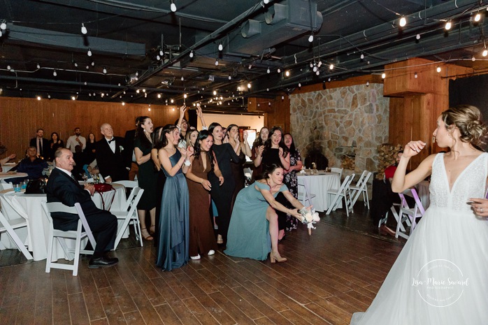 Bouquet toss wedding photos. Wedding party photos. Mariage au Grand Lodge Mont-Tremblant. Photographe de mariage à Mont-Tremblant. Grand Lodge Mont-Tremblant wedding. Mont Tremblant wedding photographer.