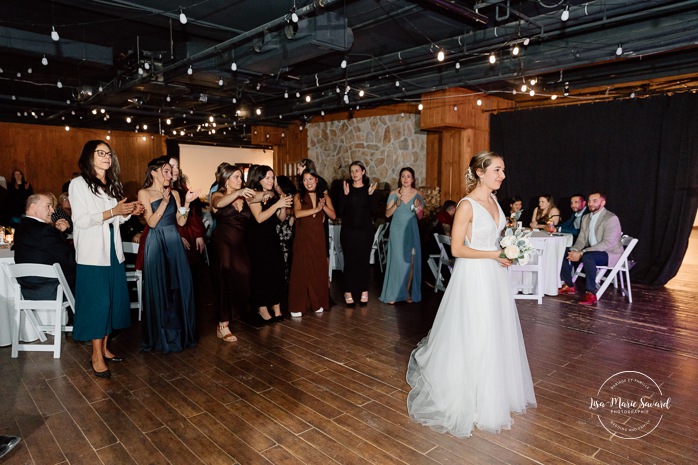 Bouquet toss wedding photos. Wedding party photos. Mariage au Grand Lodge Mont-Tremblant. Photographe de mariage à Mont-Tremblant. Grand Lodge Mont-Tremblant wedding. Mont Tremblant wedding photographer.