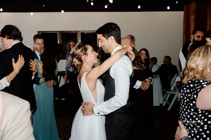 Bride and groom first dance photos. Mariage au Grand Lodge Mont-Tremblant. Photographe de mariage à Mont-Tremblant. Grand Lodge Mont-Tremblant wedding. Mont Tremblant wedding photographer.