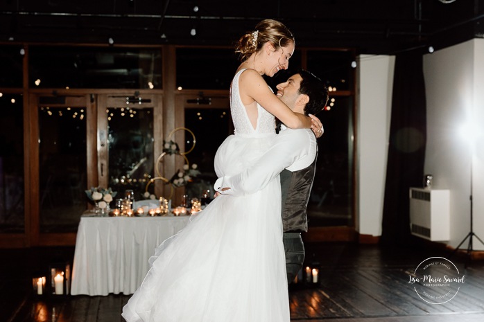 Bride and groom first dance photos. Mariage au Grand Lodge Mont-Tremblant. Photographe de mariage à Mont-Tremblant. Grand Lodge Mont-Tremblant wedding. Mont Tremblant wedding photographer.