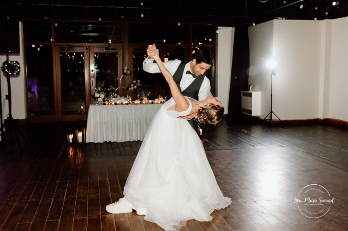 Bride and groom first dance photos. Mariage au Grand Lodge Mont-Tremblant. Photographe de mariage à Mont-Tremblant. Grand Lodge Mont-Tremblant wedding. Mont Tremblant wedding photographer.