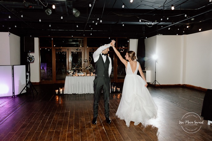 Bride and groom first dance photos. Mariage au Grand Lodge Mont-Tremblant. Photographe de mariage à Mont-Tremblant. Grand Lodge Mont-Tremblant wedding. Mont Tremblant wedding photographer.